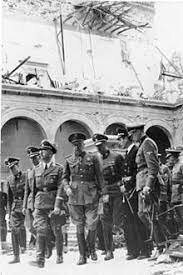 Organización en Salamanca la Junta de defensa Nacional. Franco nombrado generalísimo de los ejércitos y jefe de Estado. (octubre)
