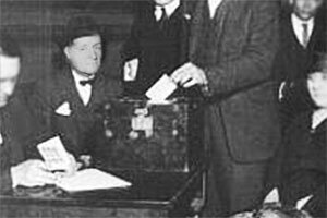 Se implementa la Ley Saénz Peña. Voto secreto, universal y obligatorio sancionada en 1912, la mayor participación política de la sociedad obliga a una mayor expansión de la escuela primaria.