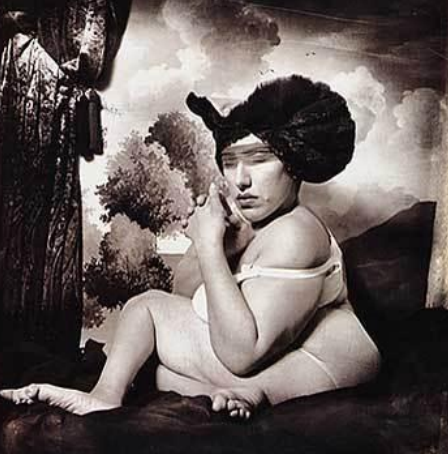 Mujer con sombrero azul