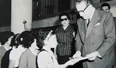 Niña recibe los primeros libros para primer grado