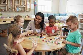 1913  Kindergaten dividido en 3 secciones o clases