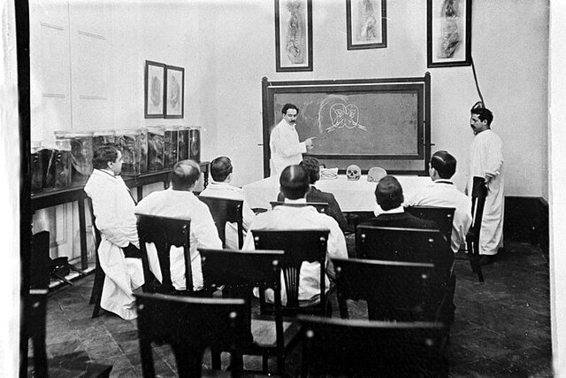 J.Ingenieros dicta un curso sobre Psicología del Carácter  en  la  cátedra  de  Psicología,  en Filosofía  y Letras