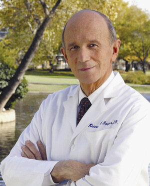 El doctor Kenneth H Cooper empieza con sus estudios