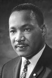 martin luther king encapsalauna multitudinaria manifestacio per reclama la igualtat dels drets civils per la ciutadania negra dels EUA.