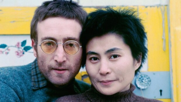 He creates a group with his second wife called “plastic ono band”.