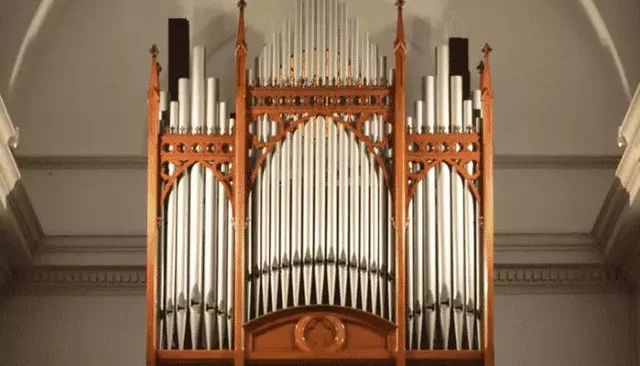 Mor el seu pare; viu amb el seu germà Johann Christoph, que li ensenya a tocar l'orgue.