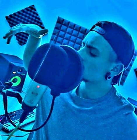 Rapeo y grabo por primera vez en un estudio musical