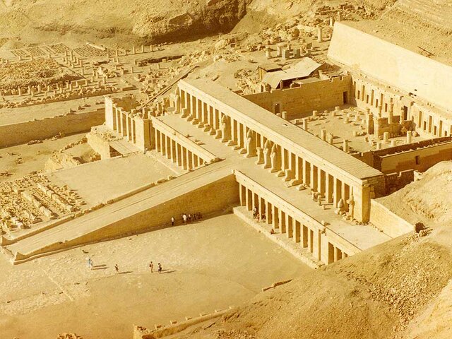 Pirámide de Hatshepsut en Deir el-Bahari en Tebas