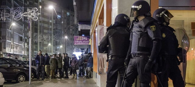 Envío de policías antidisturbios desde Madrid. El alcalde anuncia una "paralización temporal" pero las manifestaciones siguen adelante