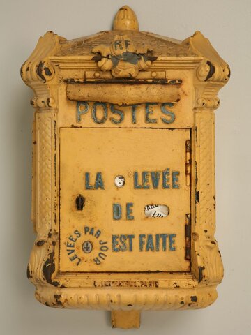 Correo urbano con buzones en París