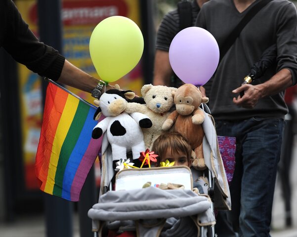 Adopción de menores de edad por parejas homosexuales