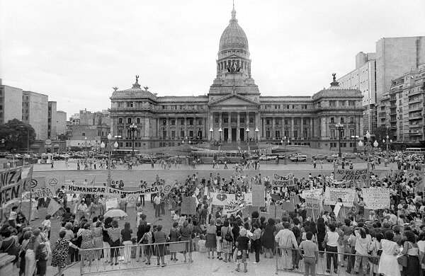 ARGENTINA - BURLO MENDOZA, Amelia: “Gestación de la Primera Escuela de Post Grado de Servicio Social” - En: Periódico “El Asistente Social” Año I N° 4 - Buenos Aires - Marzo de 1984.