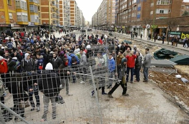 Al acabar la jornada de trabajo, vecinos impidiendo el paso de la maquinaria