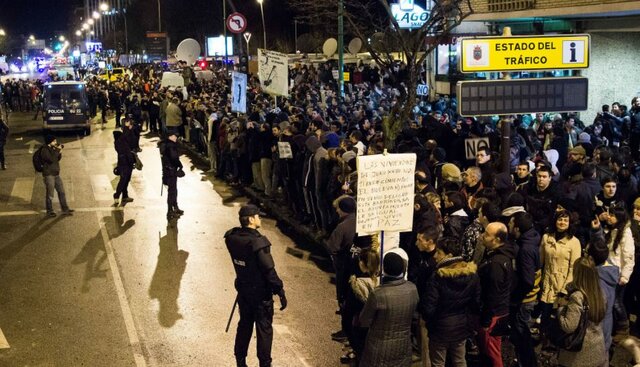 Por la tarde. 1000 personas exigen la libertad de los detenidos, vuelta a los disturbios , 23 detenidos mas