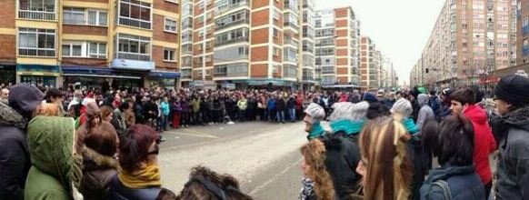 sentada para impedir paso maquinaria. PCAS exige dimisión