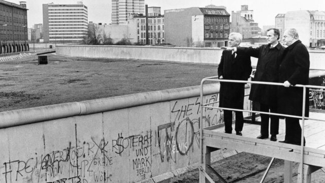 berlin wall begins