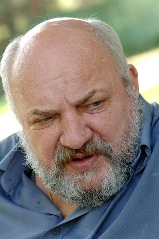 На 59 году жизни скончался.