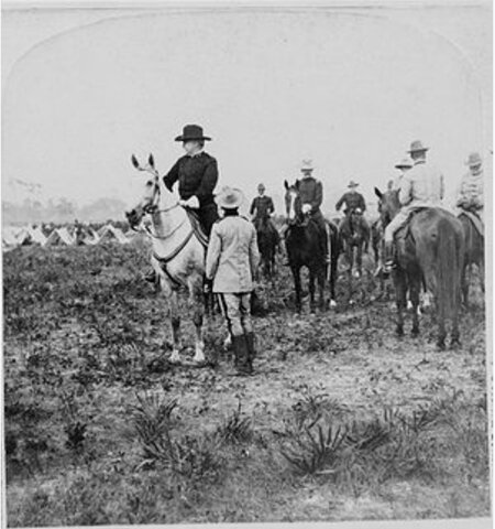 1900 - Puerto Rico es ocupada por Estados Unidos.  Se crea al Tribunal Internacional de La Haya.