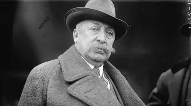 1904 - Elegido como presidente Rafael Reyes.  Primeras industrias textiles.