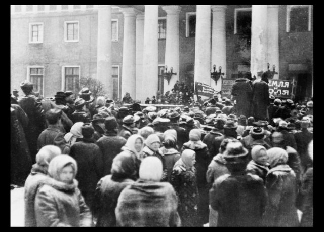 1917 Revolución bolchevique en Rusia. Comienza en Petrogrado. Lenin reemplaza al zar Nicolás II.