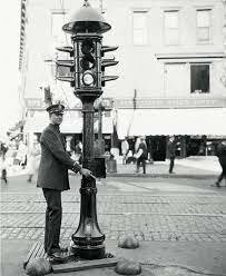 En París se utilizan por vez primera semáforos eléctricos.