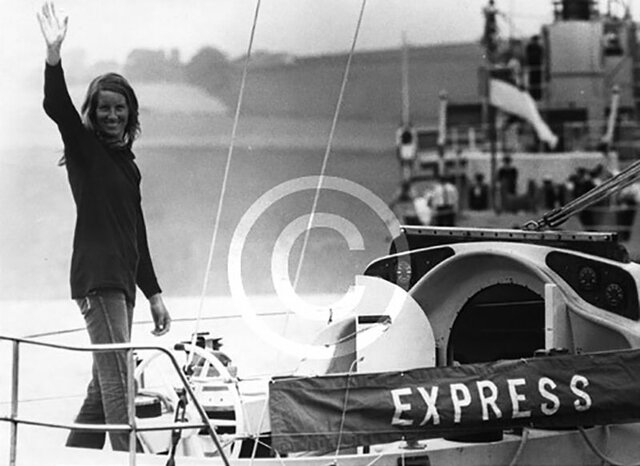 Naomi James es la primera mujer que da la vuelta al mundo en un barco de vela.