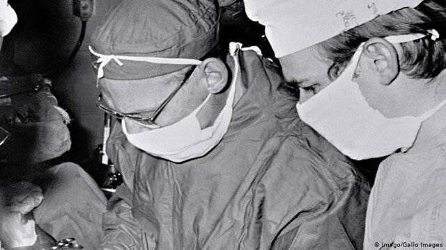 C. Barnard efectúa el primer trasplante de corazón