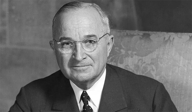 Ruptura dels aliats a causa de que el president d'EUA Truman, fixa com objectiu principal contenir el comunisme en el món (doctrina Truman)