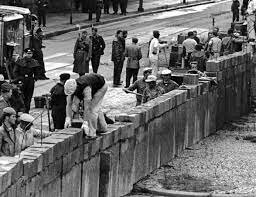 Les autoritats de Berlín-Est van aixecar un mur que va dividir la ciutat en dos