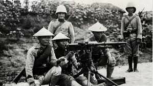 Acaba guerra entre França i Vietminh, amb la derrota dels francesos, i Vietnam es divideix entre nord comunista i sud prooccidental