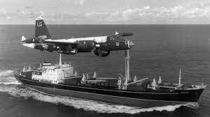 Davant l'amenaça de que l'URSS instalaria míssils nuclears a l'illa, Kennedy va ordenar el bloqueig naval de Cuba, per evitar l'arribada dels vaixells soviètics