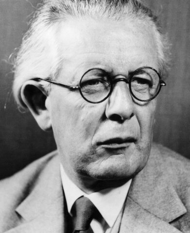 Hipótesis explicativa de que el proceso cognitivo o pensamiento de los jóvenes y niños es distinto de los adultos