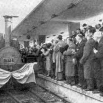 Timeline: 1957: Inauguración del Ferrocarril del Oeste