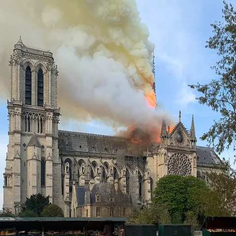 En París, Francia, se incendia la catedral de Notre Dame, quedando su techo destruido