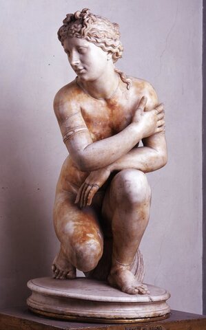 Afrodite accovacciata