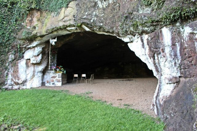 O Cavaleiro passa a noite de Natal à rezar na gruta de Belém.