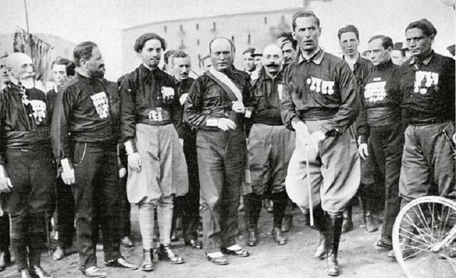 ºMussolini funda en Milán los Fascios de Combateº