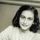 Anne frank lacht naar de schoolfotograaf