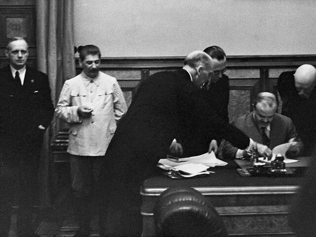 Hitler takes the rest of czekoslovakia/non-aggressive pact