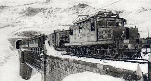 Los trenes de vapor comienzan a ser sustituidos por locomotoras diesel y eléctricas.