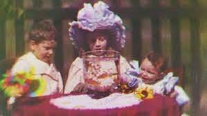 On with the show. La primera película a color