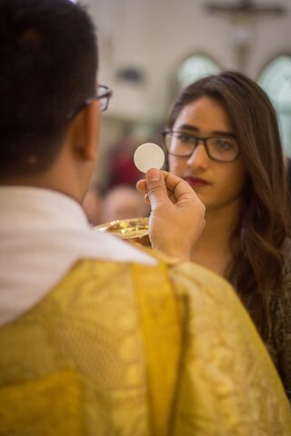 Cuestiones doctrinales y disciplinares relativas a la comunión eucarística