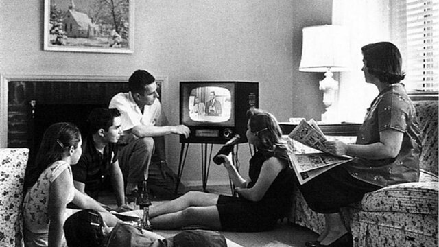 Uso del primer aparato de television