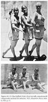 Mujeres portando el nuevo traje de baño moderno