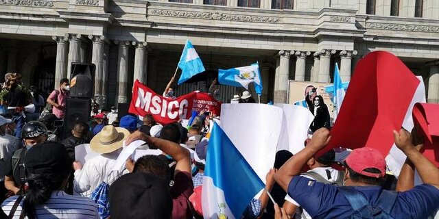 She creates a pacifist campaigne against the Guatemalan regime