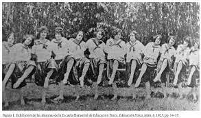 Exhibición femenina de la Escuela Elemental de Educación Fisica