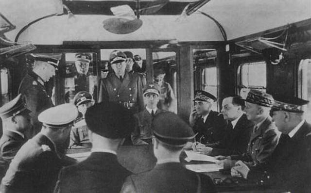 Petain firma el armisticio con Alemania