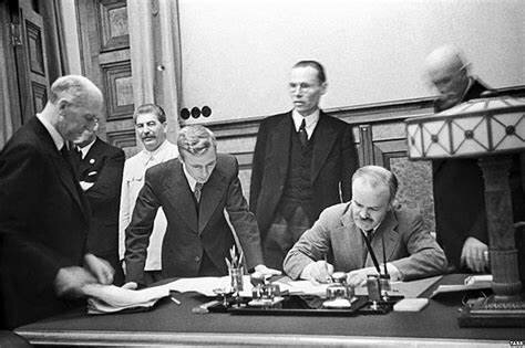 Pacto de no agresión Ribbentrop-Mólotov es firmado