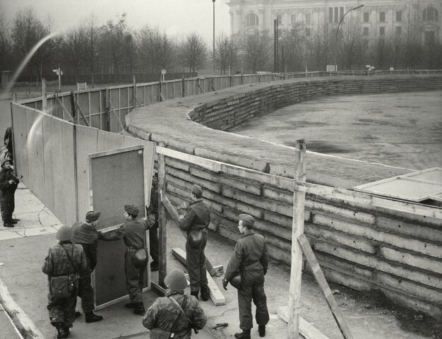 berlin wall was biuld