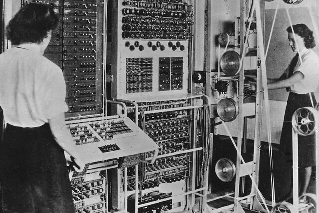 The colossus (First electrical programmable computer)